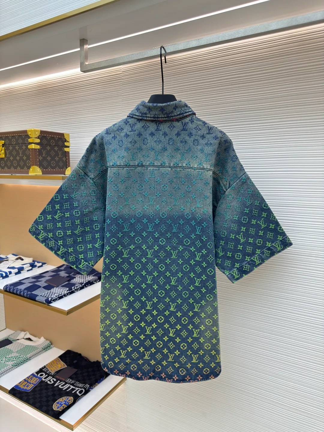 LOUIS VUITTON Gradient color jacquard denim short-sleeved shirt ●Authentic product: purchased and developed for 16900 ●Item number: 1680136-B70 ●Material: denim fabric ●Technology: jacquard gradient production ●Version: fitted version ●Weight: about 880 grams ●Size: XS-S-M-L ●Description: The fabric is made of 10s*7s combed cotton denim, matched with 60s twill Tencel cotton lining, purchased Y version color matching, ordered and dyed 4 color weft yarns, referring to the Y version color gradient level, single color yarn hand-numbered fabric organization, 1:1 restoration of pattern painting jacquard device, weft yarn is made of 100% cotton yarn, the fabric is woven with a rapier jacquard machine, purely hand-made single-piece cutting, front and rear trouser waistbands are all It is cut with positioning flowers. The two patch pockets on the back are made of restored flowers. All the trousers hanging ears have the Presbyopia logo in the middle. The triangular hanging ears on the back are made of round flowers on the bottom. The upper two flowers are completely symmetrical and centered, and the details are directly filled out. For the washing process, the plastic sealing film material is used to open the mold and position it. Nine positions are manually sprayed twice for coloring. During this period, the coloring time of the horse must be strictly controlled. If the time is too long, the color will be too dark. If the Y-version effect cannot be achieved, workers must operate quickly and accurately, and then rinse and solidify the color in the later stage. The back waistband is affixed with a cowhide two-layer embossed leather tag, with the brand logo made of rose gold and white copper. The zipper is made of 2# long puller and closed tail zipper made of bronze. The waist button is made of electroplated antique gold and white copper I-shaped plate. The overall wiring is straight and delicate, the fabric is comfortable and soft, and the color is consistent without color difference. It can be matched with the same style to create a fashionable look and control various occasions. Customized accessories, complete with three standards, same style for men and women!
